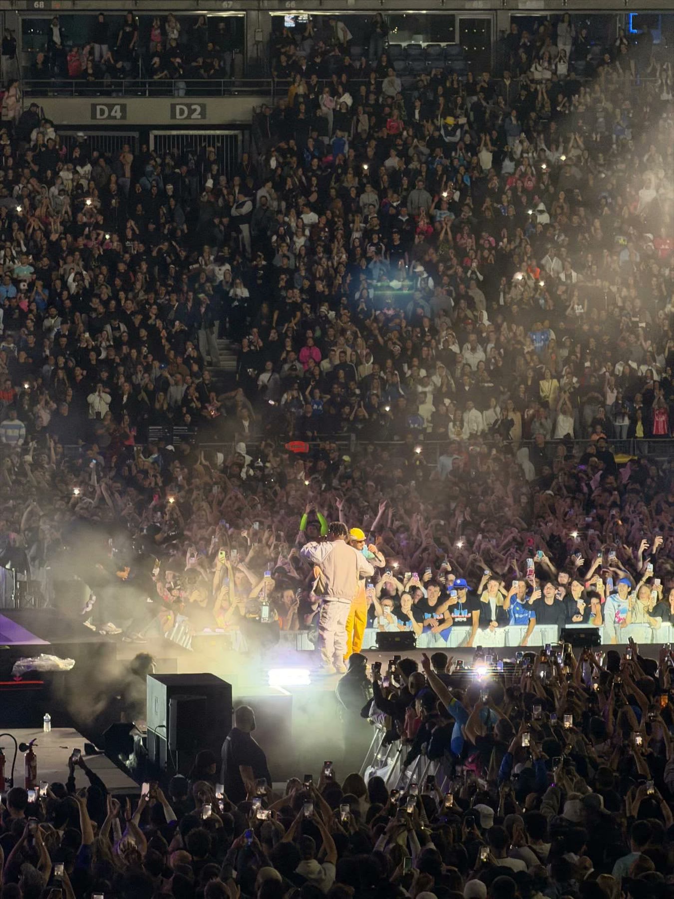 Un concert vu des tribunes, la scène et la fosse en contrebas