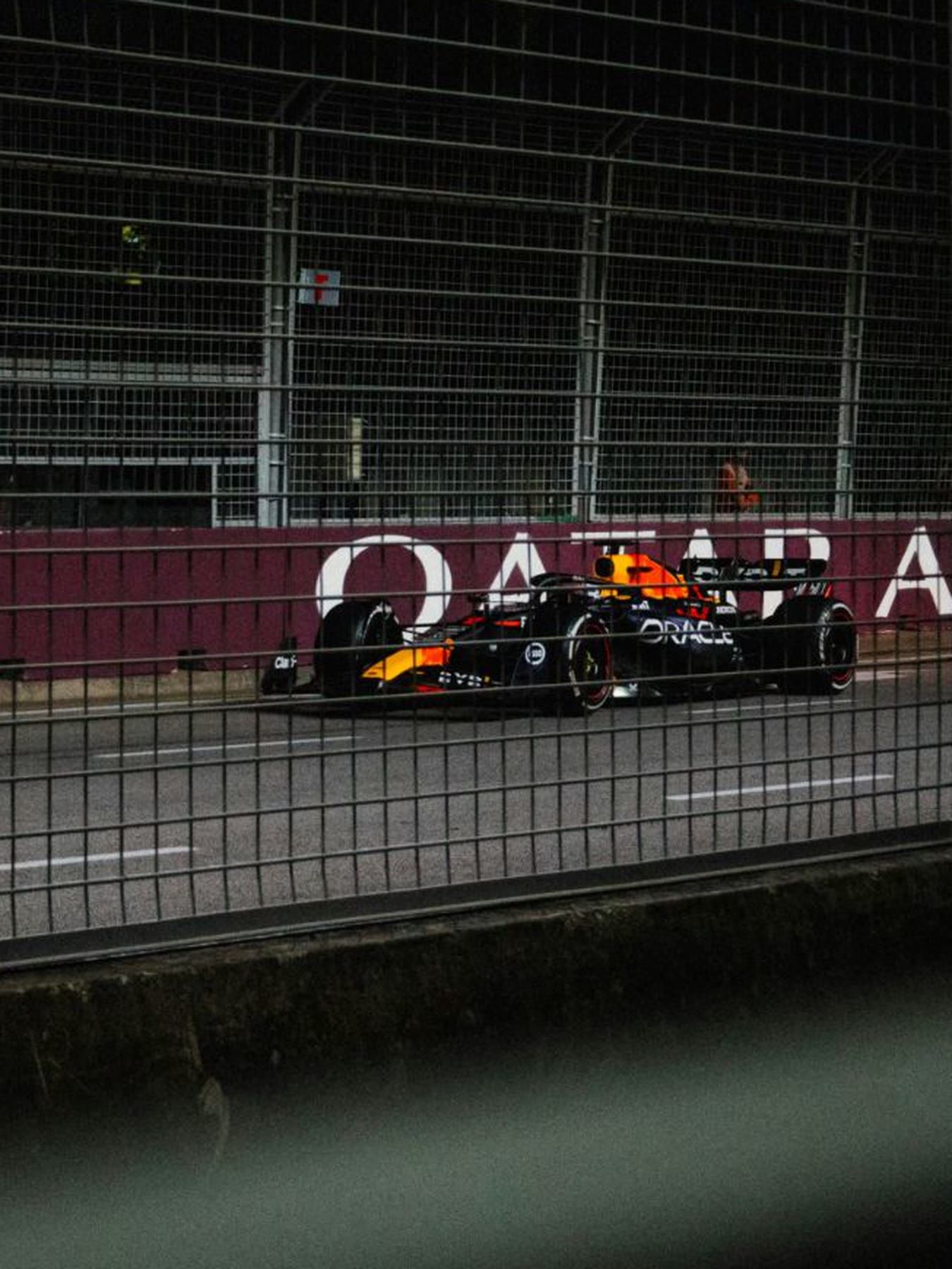 Une monoplace de Formule 1 en piste, vue depuis la tribune