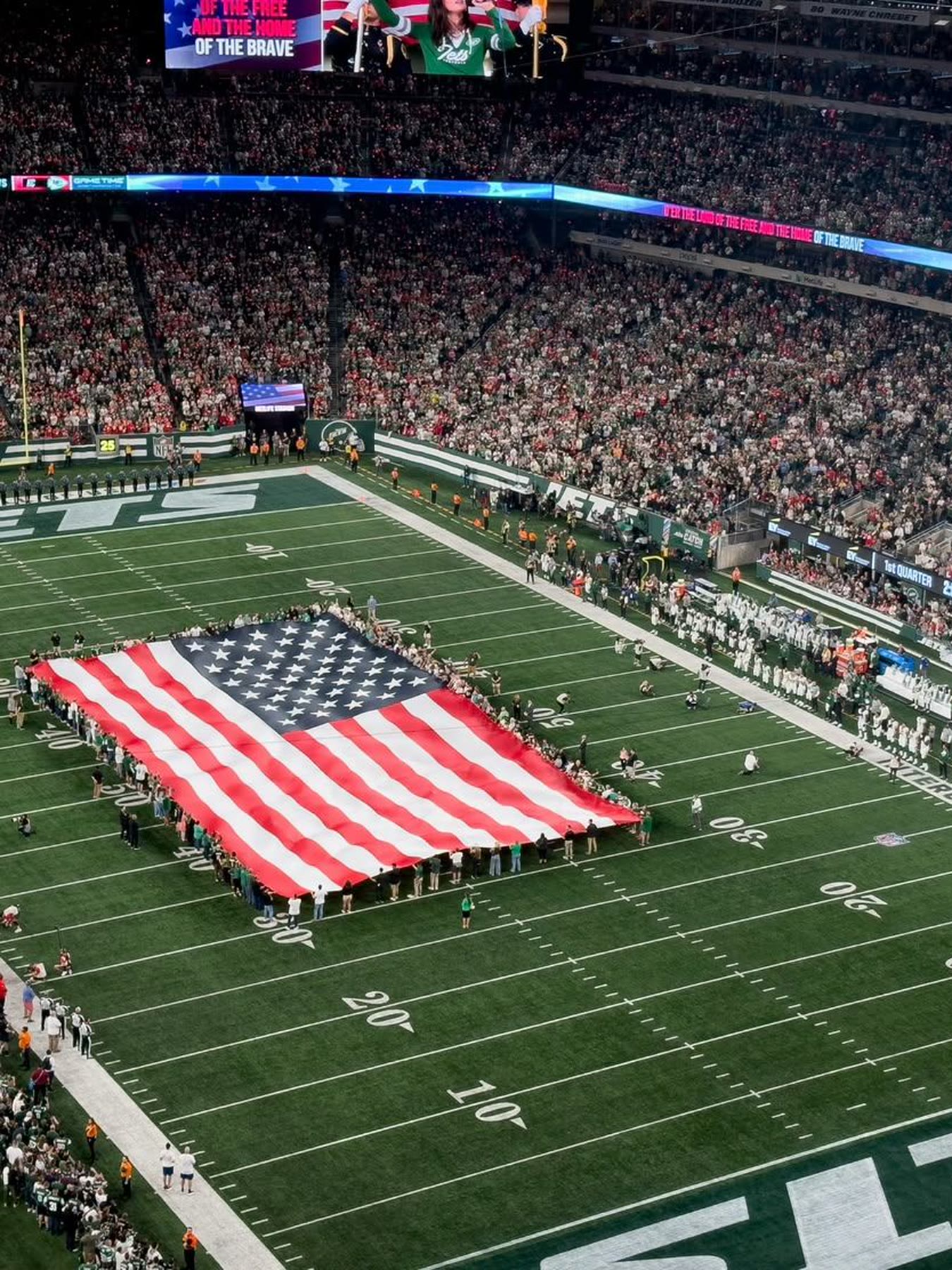 Un stade de NFL avant le coup d'envoi, le drapeau déployé sur le terrain