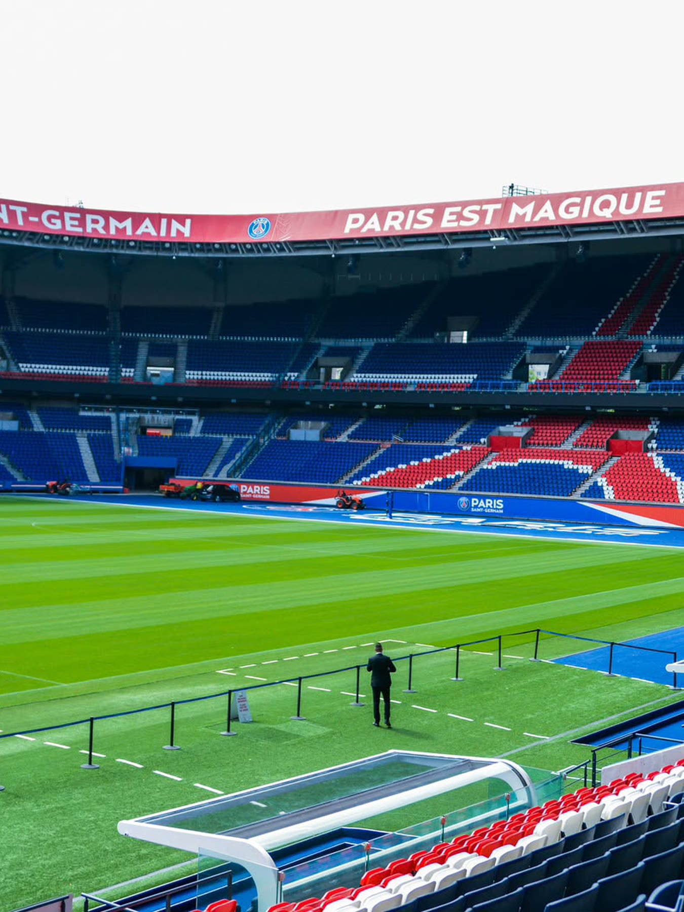 Le Parc des Princes vu de la tribune, « Paris est magique » sur le bandeau